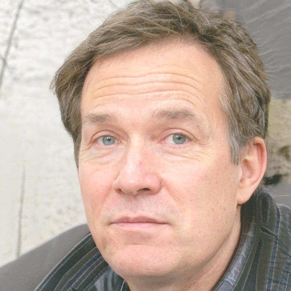 Kaspian Thorvaldsen, lead design consultant reviewing client project